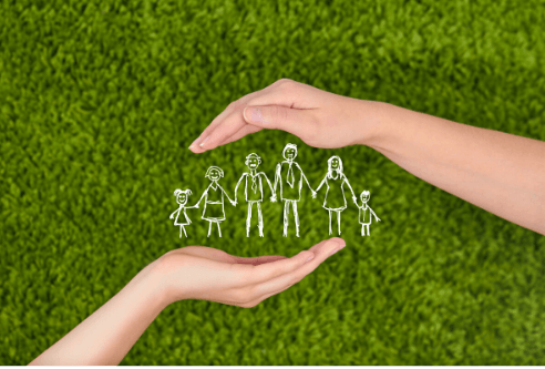 dibujo de familia cogida de la mano sujetada por unas manos