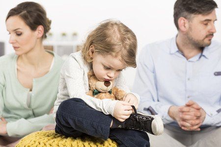 Guarda y custodia Padres enfadados mirando para otro lado y niño abrazando un peluche