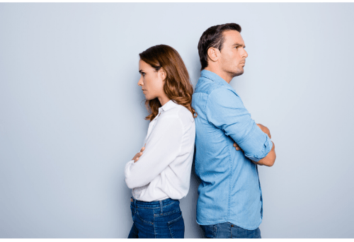 Pareja enfadada dándose la espalda y con brazos cruzados