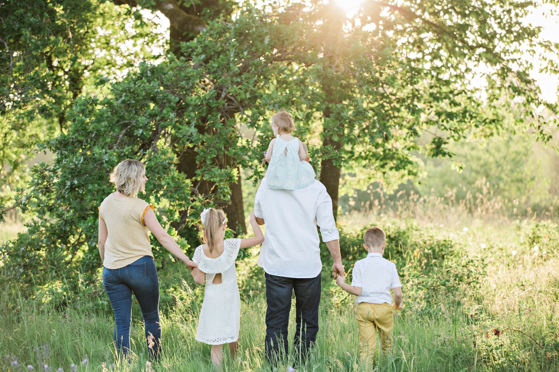 Familia dando un paseo por el parque