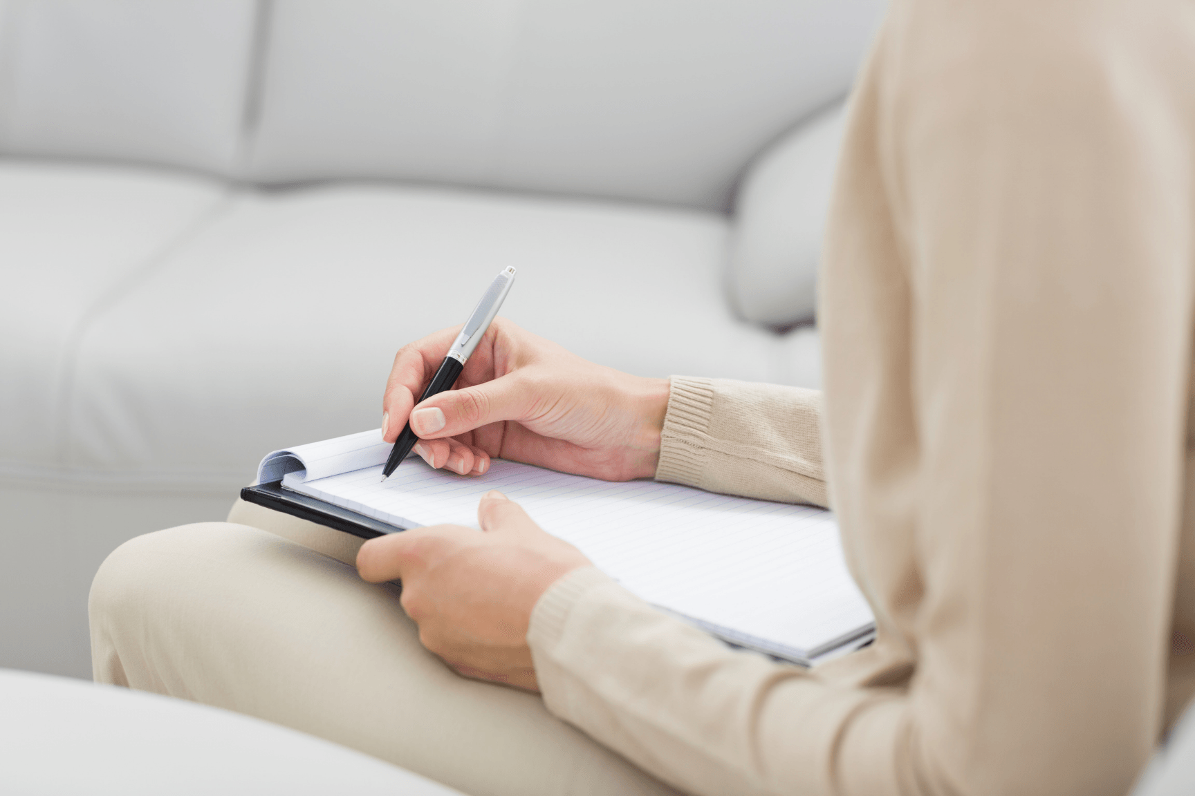 Evaluación terapeuta tomando notas en consulta