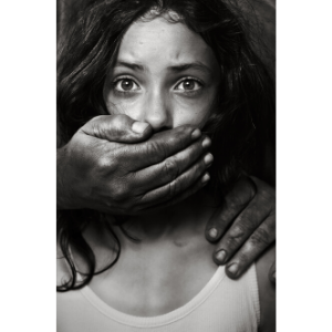 Mano tapando la boca a chica con cara de asustada