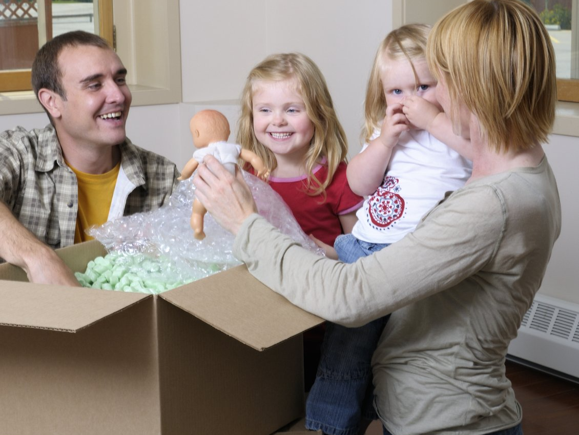 Familie zieht in ihr neues Zuhause ein – Einzug nach erfolgreichem Neubauprojekt mit PrimaDom Immobilien