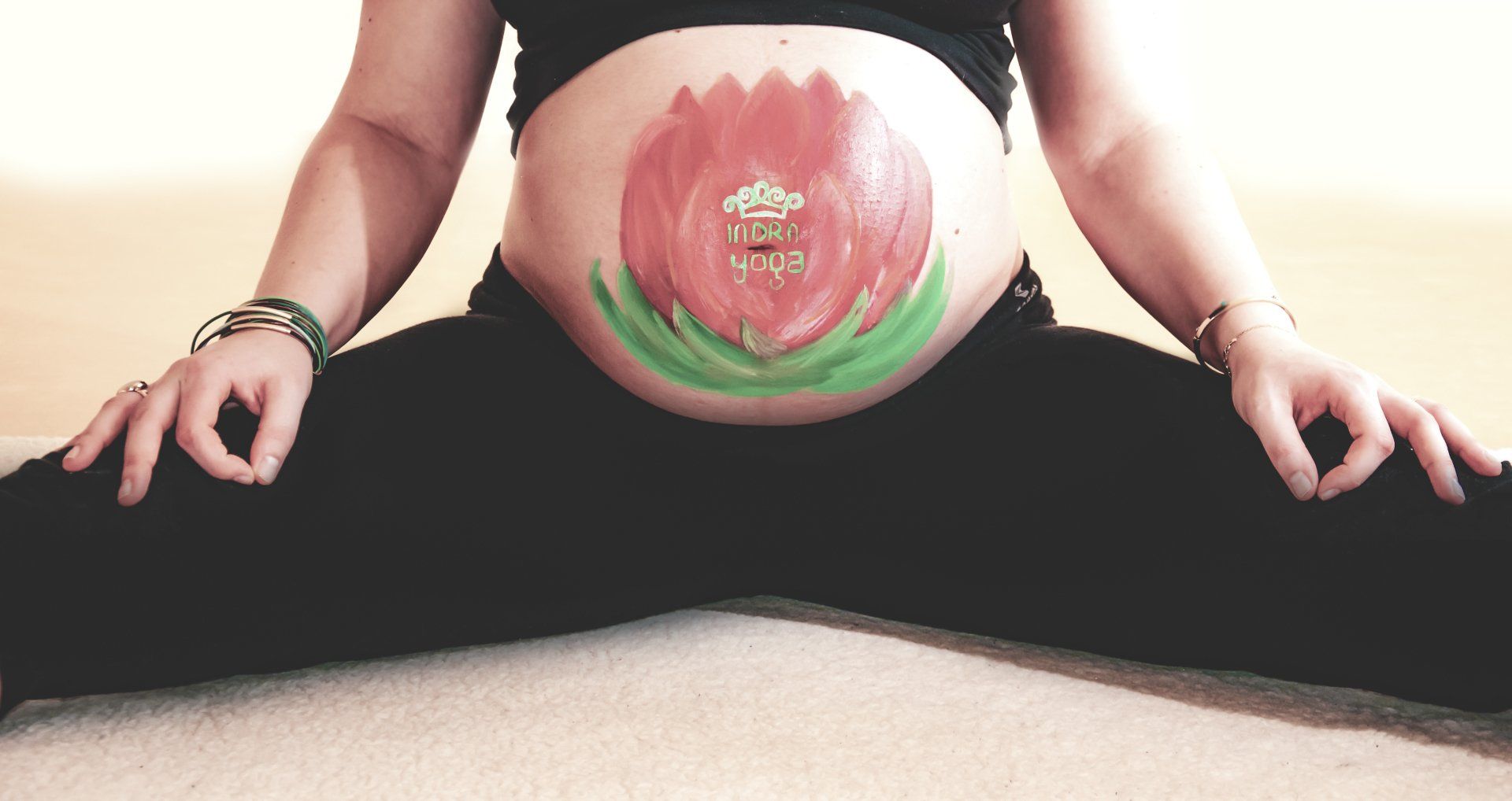 Indra Yoga Bretten Manuela König Yoga in der Schwangerschaft Belly Painting mit Suse Steiger