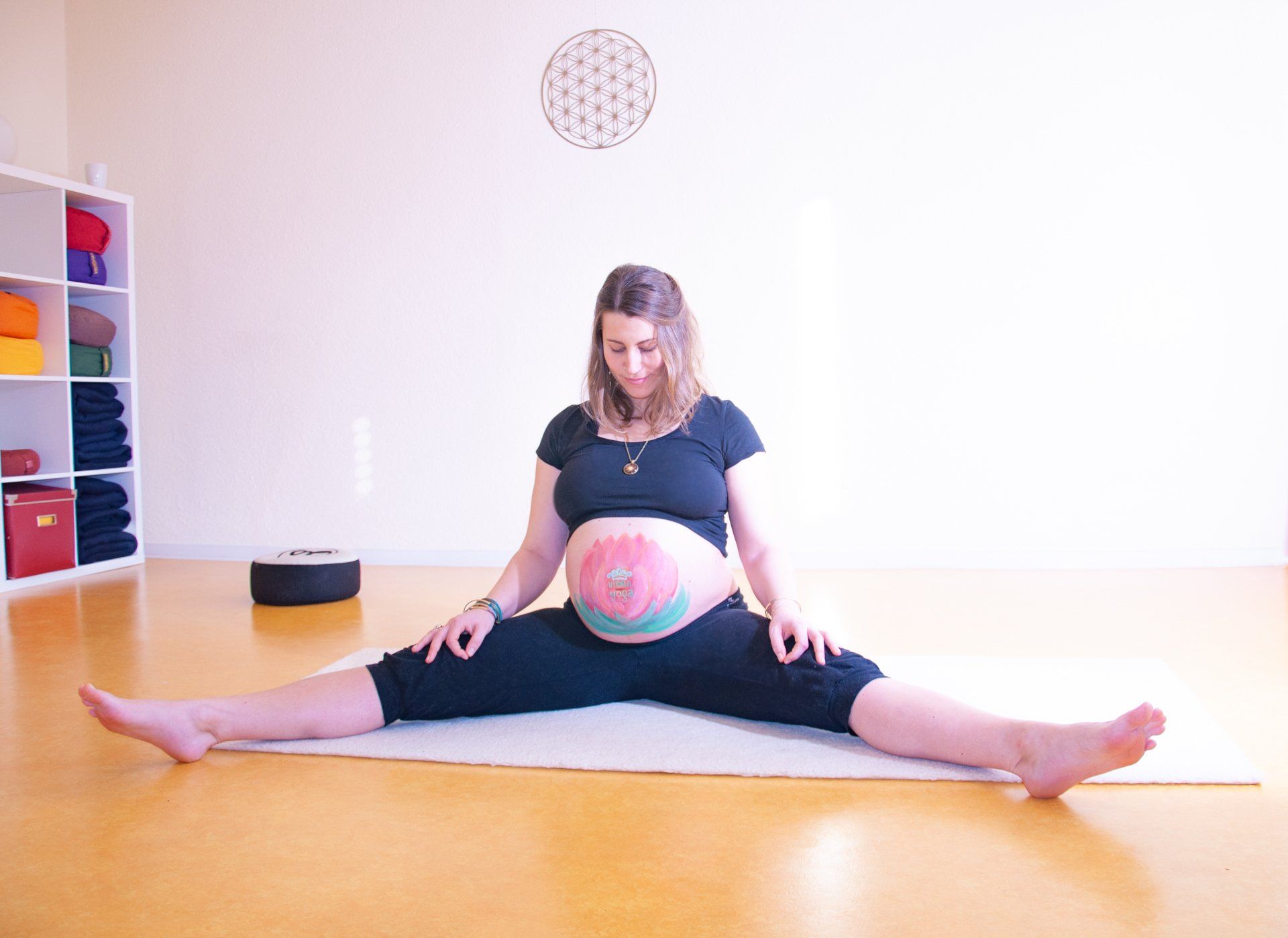 Indra Yoga Bretten Manuela König Yoga in der Schwangerschaft Belly Painting mit Suse Steiger