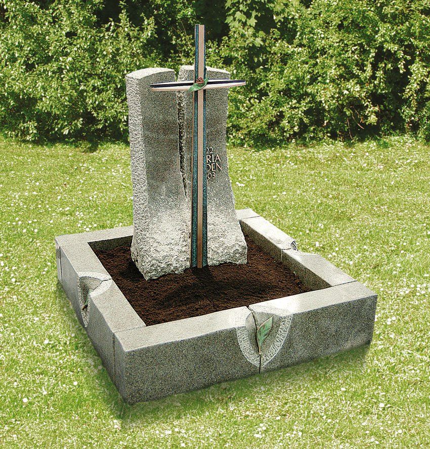 Ansicht eines Grabsteins mit Bronzekreuz von Kernbach Naturstein