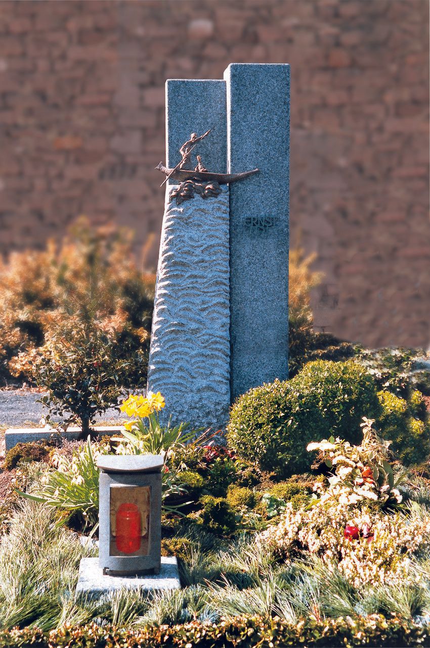 Ansicht eines Grabsteins mit Bronze von Kernbach Naturstein