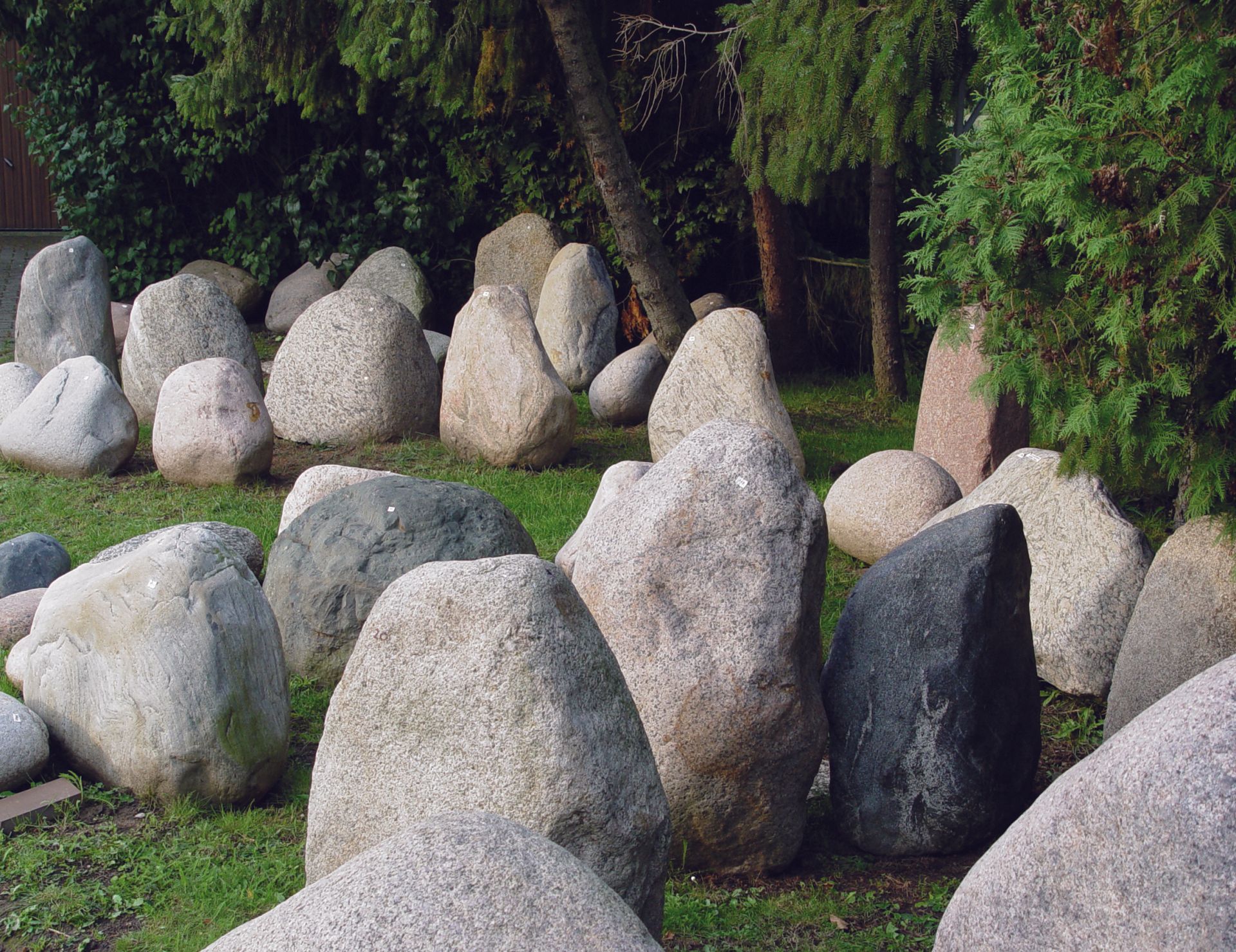 Grabstein als Findling von Kernbach Naturstein