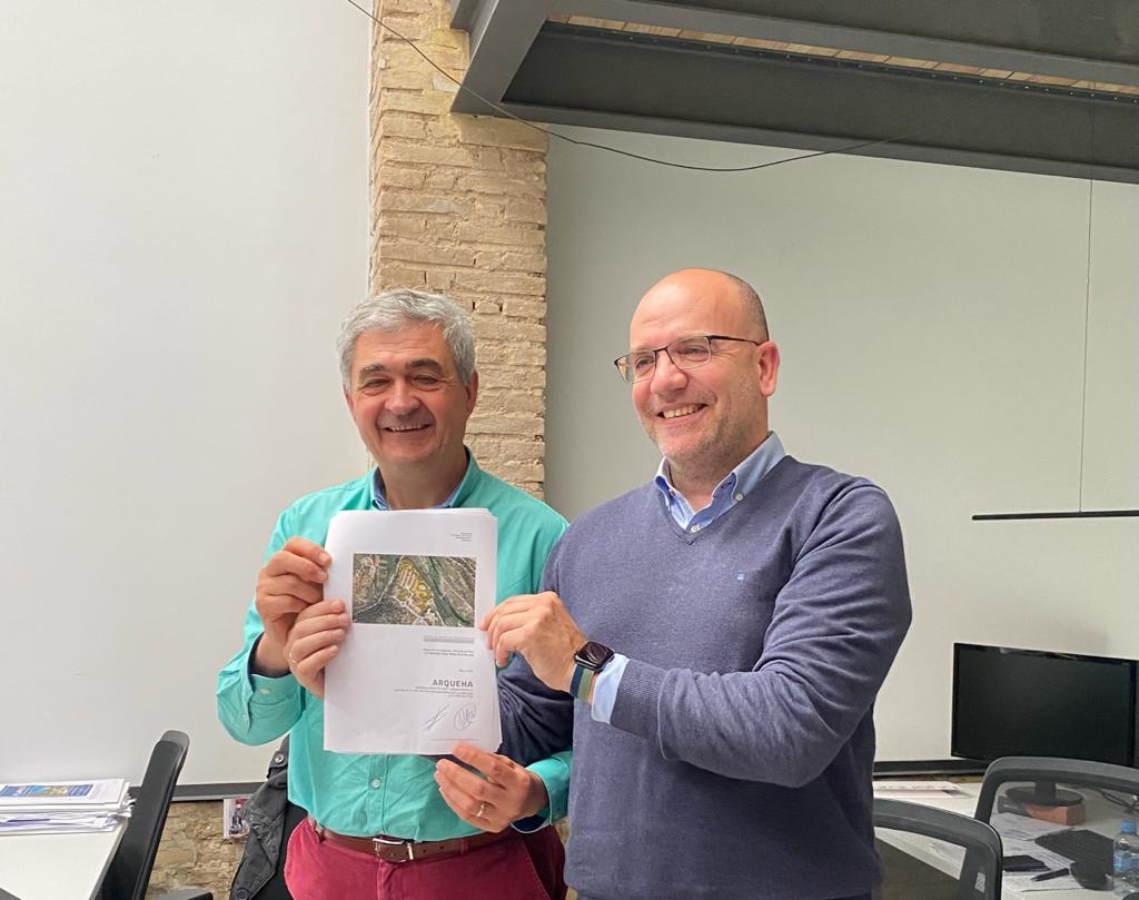 Firma del contrato con Arqueha