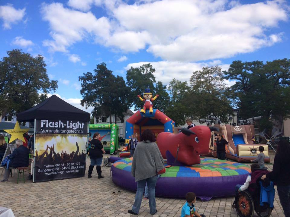 Huepfburg_mieten_leihen_online_flash-light_veranstaltungstechnik
