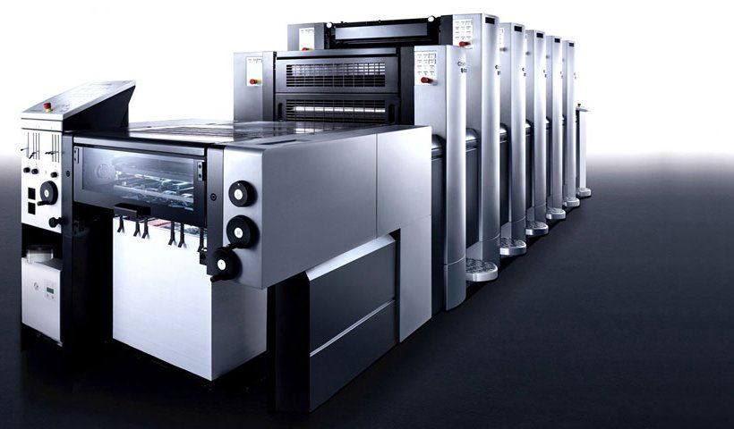 Eine große, moderne Offset-Druckmaschine von Heidelberg, freigestellt in einer Studioaufnahme