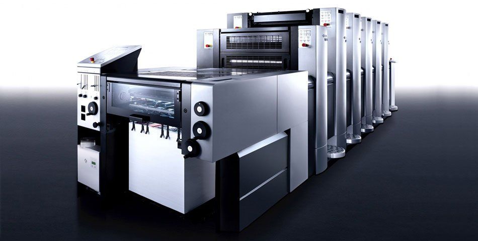 Druckmaschine Eine große, moderne Offset-Druckmaschine von Heidelberg, freigestellt in einer Studioaufnahme