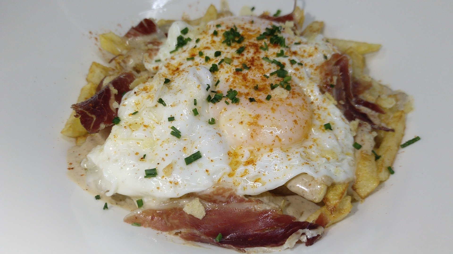 HUEVOS ROTOS CON CREMA DE SETAS Y JAMON IBERICO