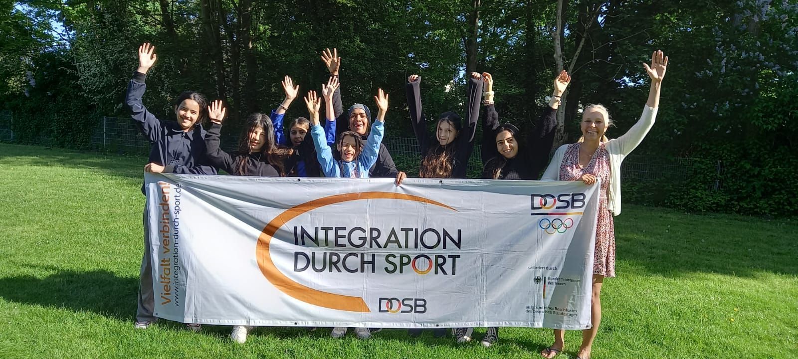 Zusammen stark Mehrere Frauen und Kinder aus dem Kreis Ostholstein, Kiel und Lübeck sind zusammengekommen, um gemeinsam Projekte zu besprechen und umzusetzen. Stärke durch Zusammenhalt, wenn man dasselbe Ziel vor Augen hat lautet das Motto vom Verein zur Förderung von Mobilität und Vielfalt e.V. Wir machen gemeinsame Projekte durch Zusammenarbeit mit anderen Vereinen und Institutionen möglich. Für Helfer und Interessierte bieten wir Lehrgänge mit professionellen Referenten des Landessportverbandes Schleswig-Holstein zu verschiedenen Themen an