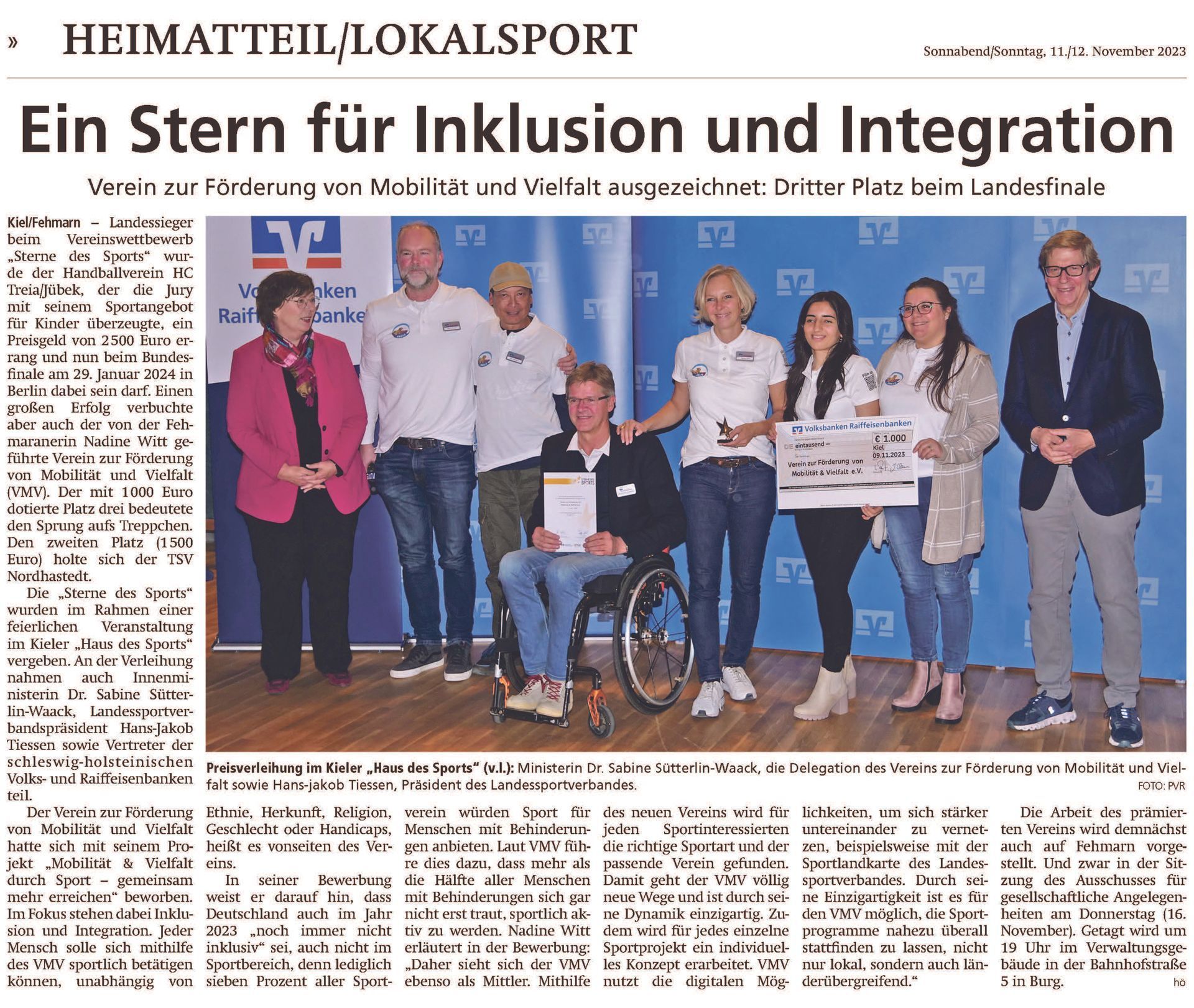 Der Verein zur Förderung
von Mobilität und Vielfalt
hatte sich mit seinem Projekt
„Mobilität & Vielfalt
durch Sport – gemeinsam
mehr erreichen“ beworben.
Im Fokus stehen dabei Inklusion
und Integration. Jeder
Mensch solle sich mithilfe
des VMV sportlich betätigen
können, unabhängig von
Ethnie, Herkunft, Religion,
Geschlecht oder Handicaps,
heißt es vonseiten des Vereins.
In seiner Bewerbung
weist er darauf hin, dass
Deutschland auch im Jahr
2023 „noch immer nicht
inklusiv“ sei, auch nicht im
Sportbereich, denn lediglich
sieben Prozent aller Sportverein
würden Sport für
Menschen mit Behinderungen
anbieten. Laut VMV führe
dies dazu, dass mehr als
die Hälfte aller Menschen
mit Behinderungen sich gar
nicht erst traut, sportlich aktiv
zu werden. Nadine Witt
erläutert in der Bewerbung:
„Daher sieht sich der VMV
ebenso als Mittler. Mithilfe
des neuen Vereins wird für
jeden Sportinteressierten
die richtige Sportart und der
passende Verein gefunden.
Damit geht der VMV völlig
neue Wege und ist durch seine
Dynamik einzigartig. Zudem
wird für jedes einzelne
Sportprojekt ein individuelles
Konzept erarbeitet. VMV
nutzt die digitalen Möglichkeiten,
um sich stärker
untereinander zu vernetzen,
beispielsweise mit der
Sportlandkarte des Landessportverbandes.
Durch seine
Einzigartigkeit ist es für
den VMV möglich, die Sportprogramme
nahezu überall
stattfinden zu lassen, nicht
nur lokal, sondern auch länderübergreifend.“