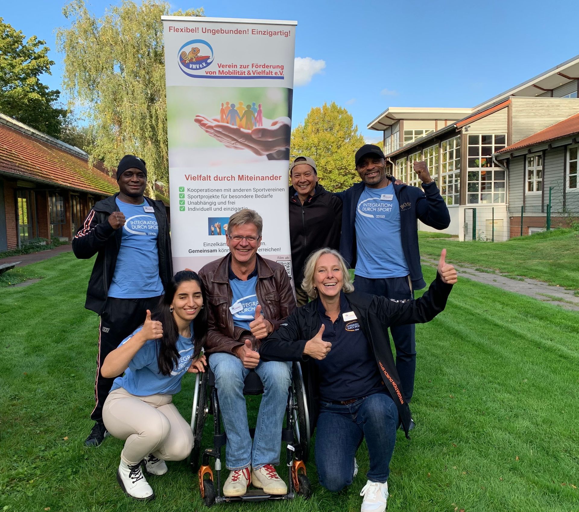 Sich gemeinsam sportlich betätigen macht Spaß! Viele Flüchtlinge sind traumatisiert, da sie durch den Krieg und auf ihrer Flucht schlimme Dinge gesehen und/oder erlebt haben. In Deutschland gibt es andere Werte, Normen und Lebensumstände als in ihren Heimatländern. Durch Sportprojekte können die schlechten Erfahrungen für einen Moment vergessen und besser verarbeitet werden. Damit wird ihnen die Teilhabe in dem für sie neuen Land erleichtert. VMV e.v. fördert das gegenseitige Verständnis.