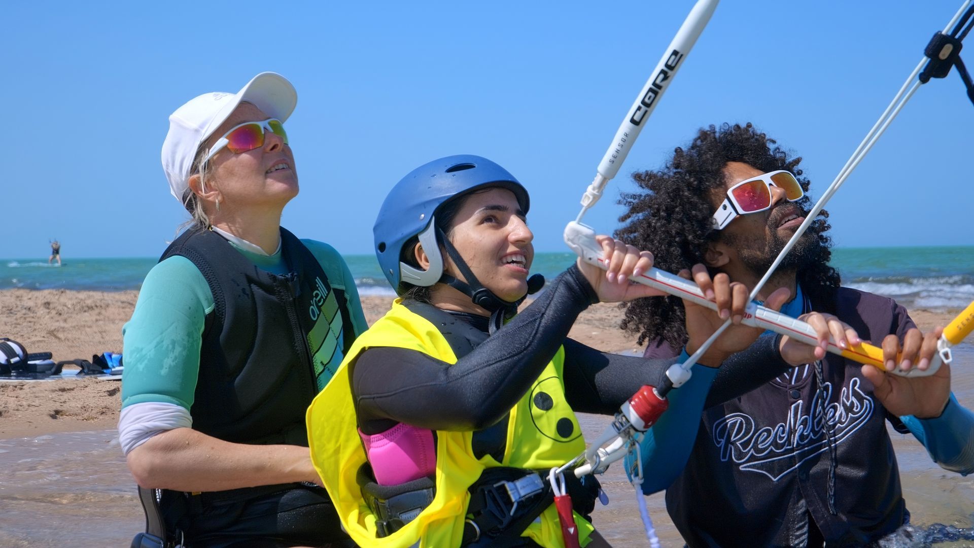 Auch Blinde können surfen. Inklusion bei Mobilität & Vielfalt e.V. Blinde können surfen. Helfer sind als Navigator mit im Wasser.