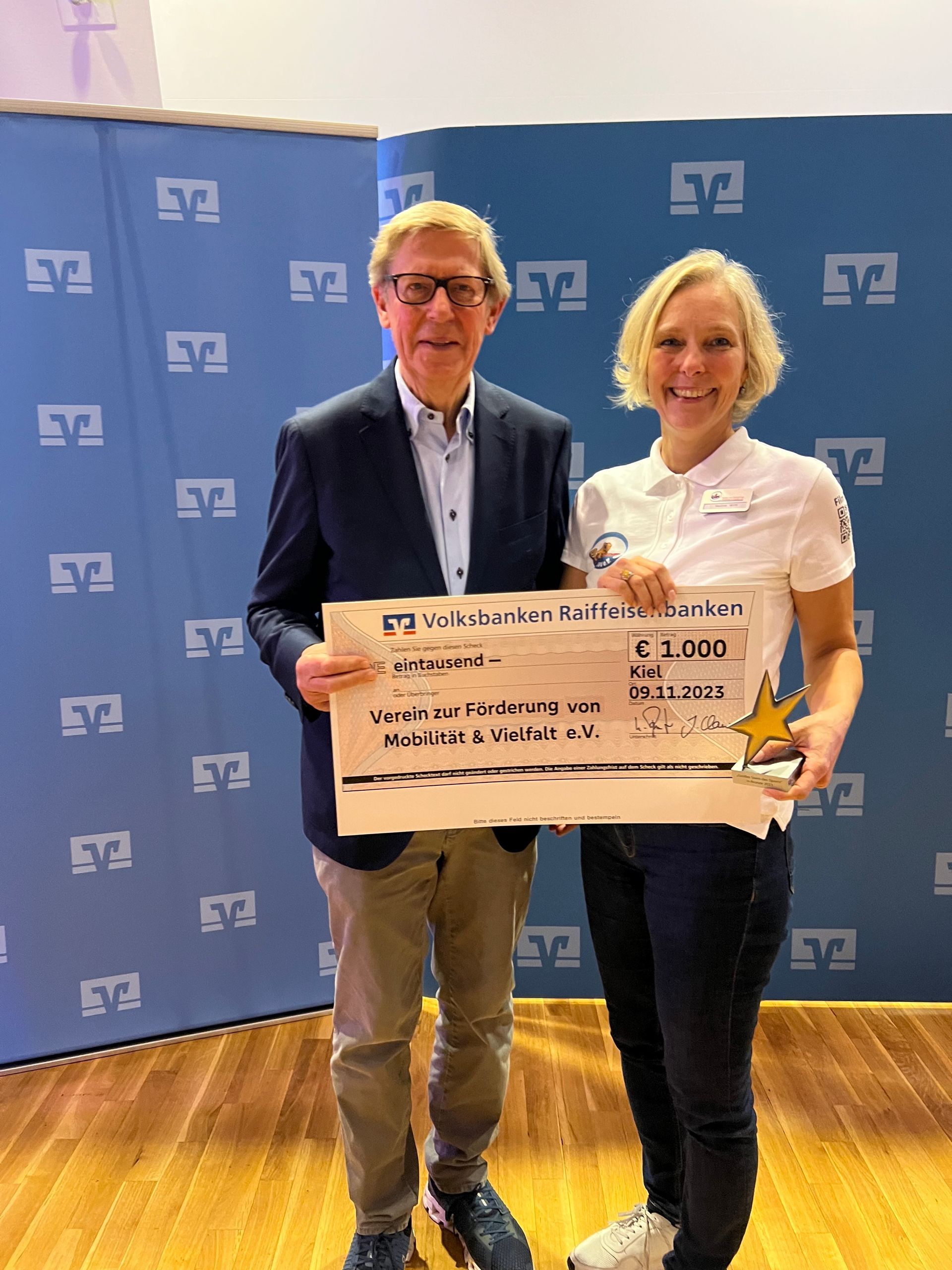 Ehrung für besonderes ehrenamtliches Engagement Nadine Witt ist der Motor des Vereins VMV e.V.. Sie engagiert sich bereits seit 2016 mit Herzblut im Bereich der Integration und Inklusion. Für ihr ehrenamtliches Engagement ist sie bereits in verschiedenen Vereinen mehrfach ausgezeichnet worden. Foto: Landesentscheid in Neumünster 2021 zur Preisverleihung