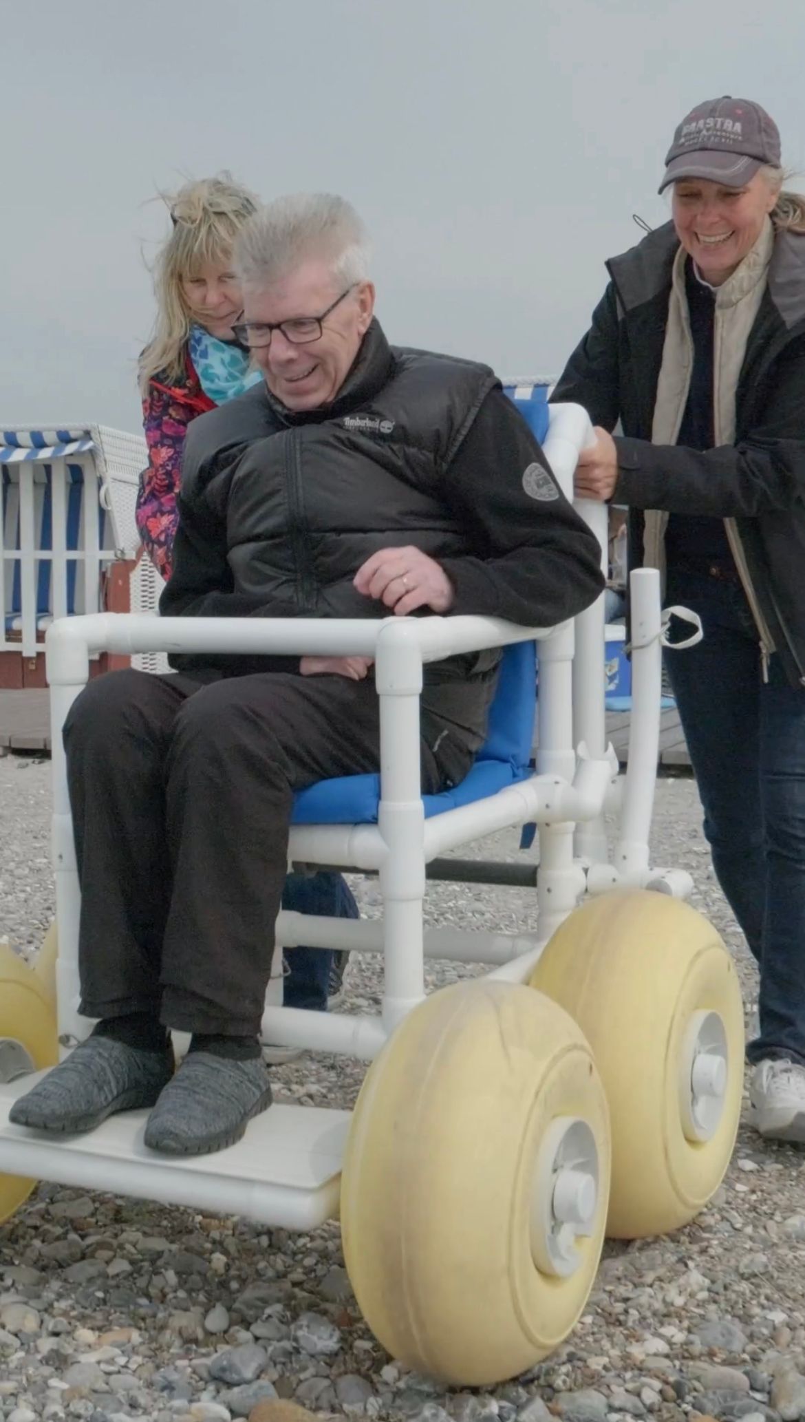 aktiv trotz Handicap. Angeln ist auch nach einem Schlaganfall noch möglich und therapeutisch wertvoll, da es die Feinmotorik und Koordination fördert, was zur Rehabilitation beiträgt. Zudem wirkt es entspannend, reduziert Stress und stärkt das emotionale Wohlbefinden durch die Verbindung zur Natur. VMV, der Verein zur Förderung von Mobilität und Vielfalt e.V. macht es möglich.