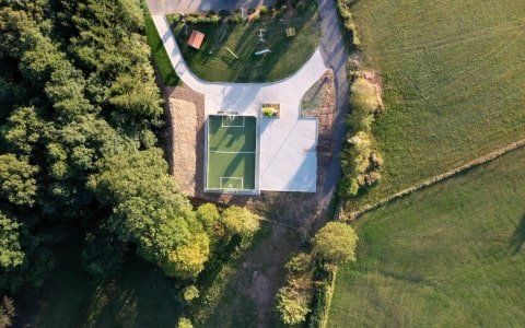 Soccercourt in Natur aus der Vogelperspektive