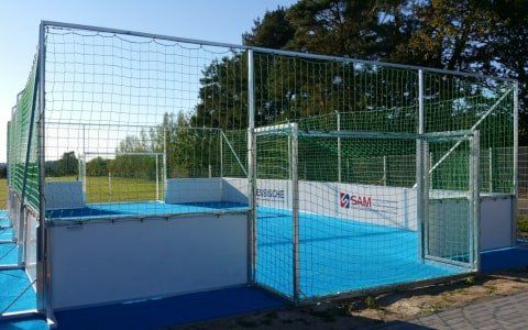 Soccercourt mit blauem Untergrund weißen Banden