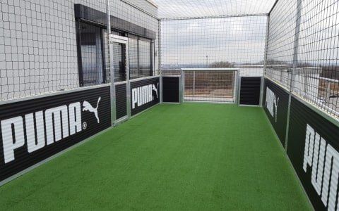 Soccercourt mit grünem Rasen über Dächern