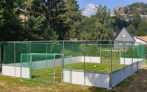 Soccercourt weiß auf grünem Rasen