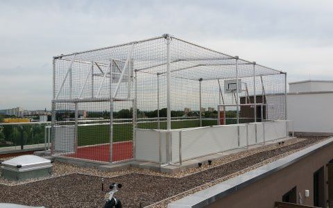 Soccercourt auf dem Dach eines Firmengeländes