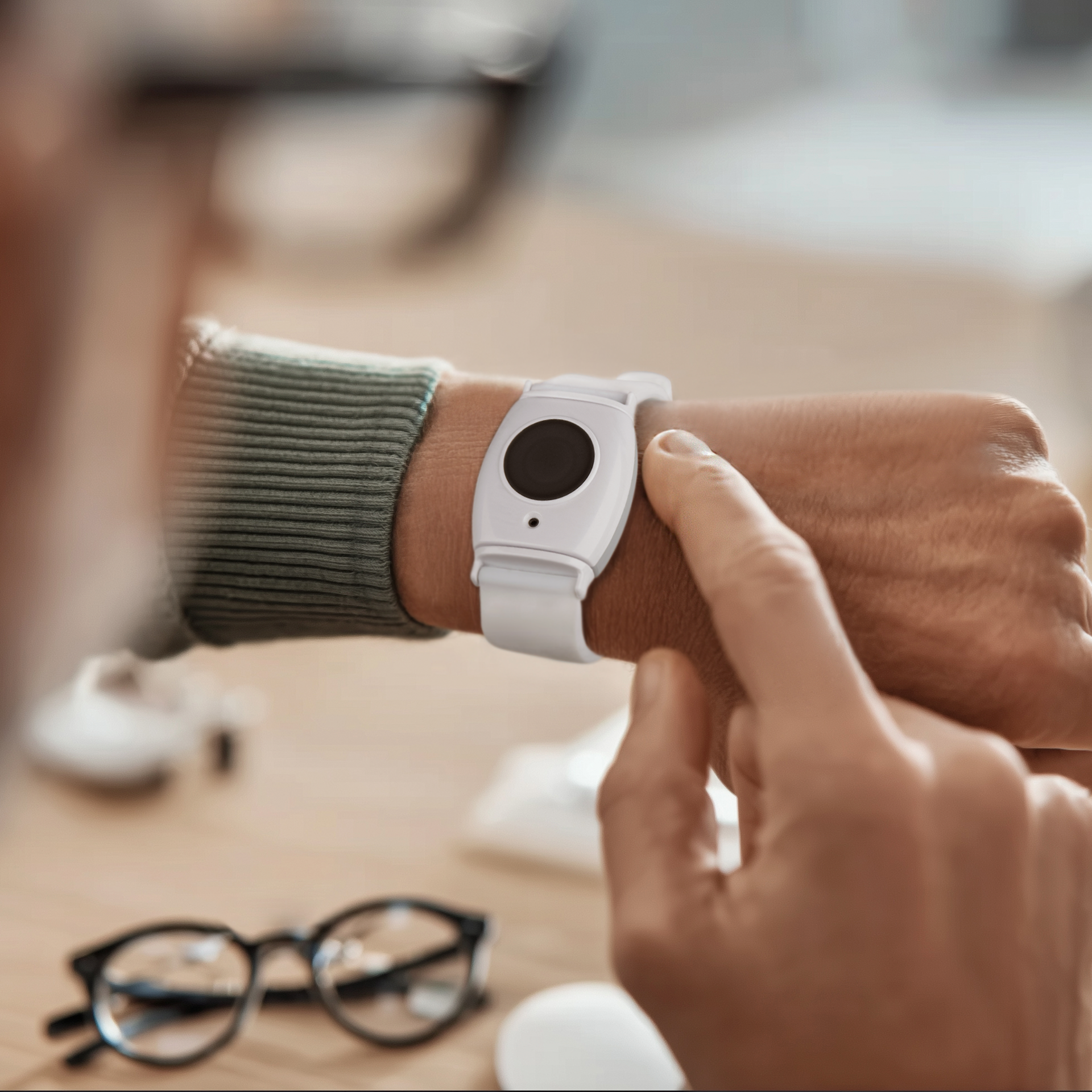 Vitatel Notrufuhr Sicherheit am Handgelenk