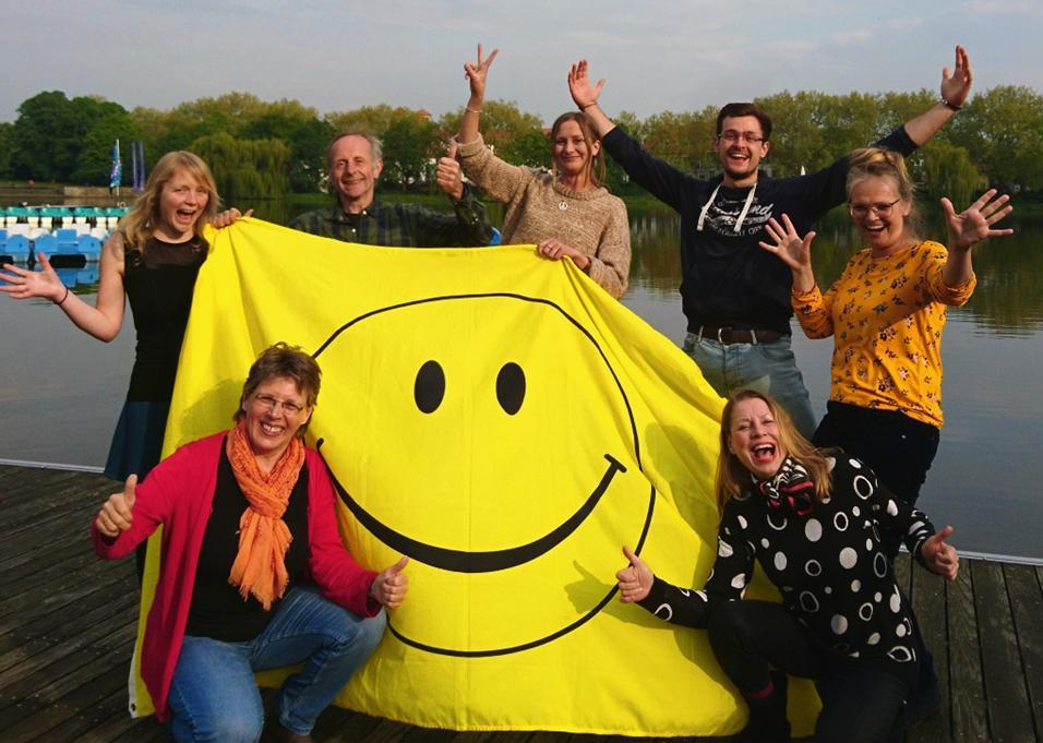 Das diesjährige Anleitungsteam von Lachen am Morgen: von l.n.r.: vorne: Veronika Spogis, Elke Kurelbaum; hinten: Katharina Herzog, Markus Dittberner, Pia Wanzeck, Tobias Wulff, Regina Etienne (nicht auf dem Foto: marcus Miethe)