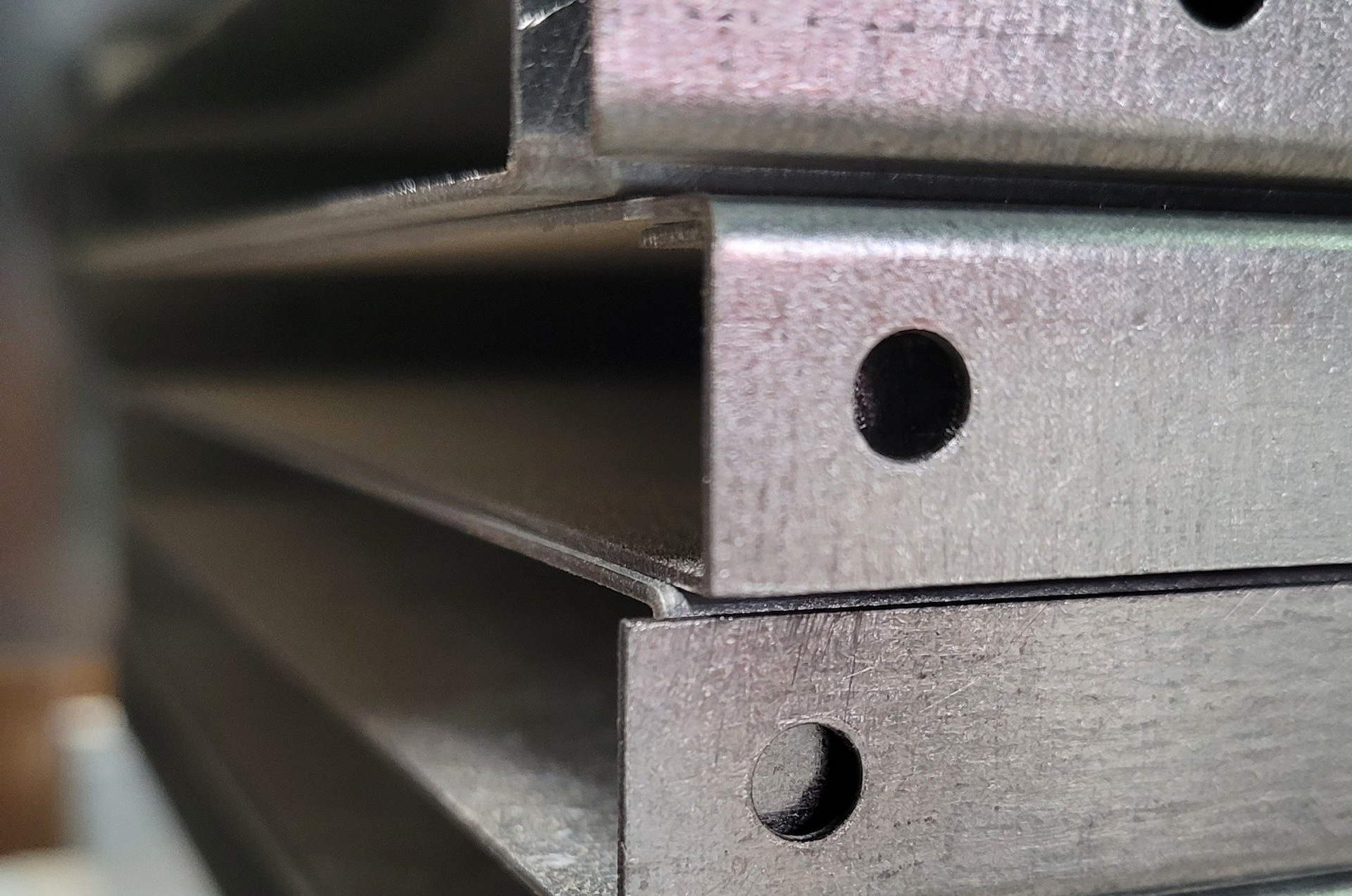 Tôles d'acier servant à la fabrication des casiers connectés