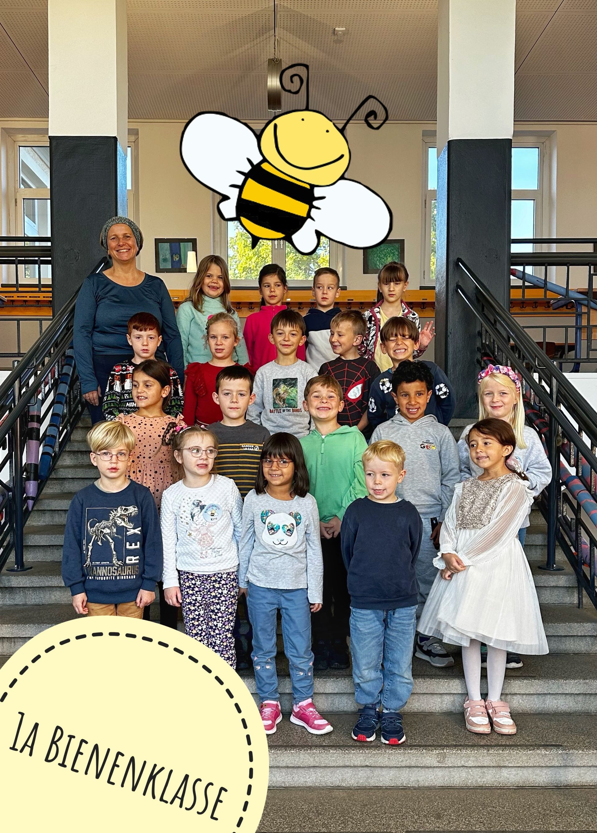 1a Bienenklasse Klassenfoto 1a
Bienenklasse
Gruppenbild auf der Treppe