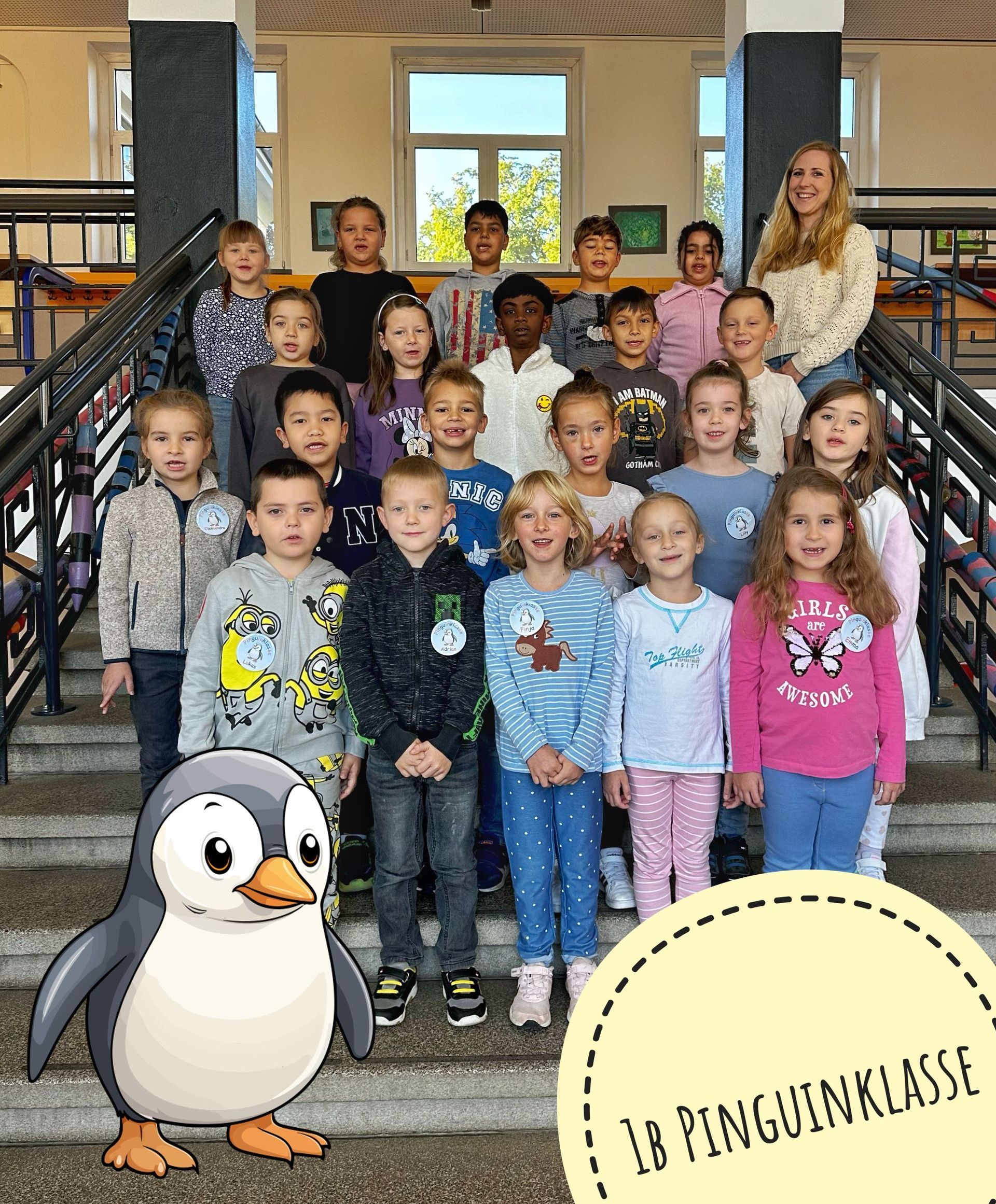 1b Pinhuinklasse Klassenfoto 1b
Pinguinklasse
Kinder, Lehrerin und Klassentier auf der Treppe