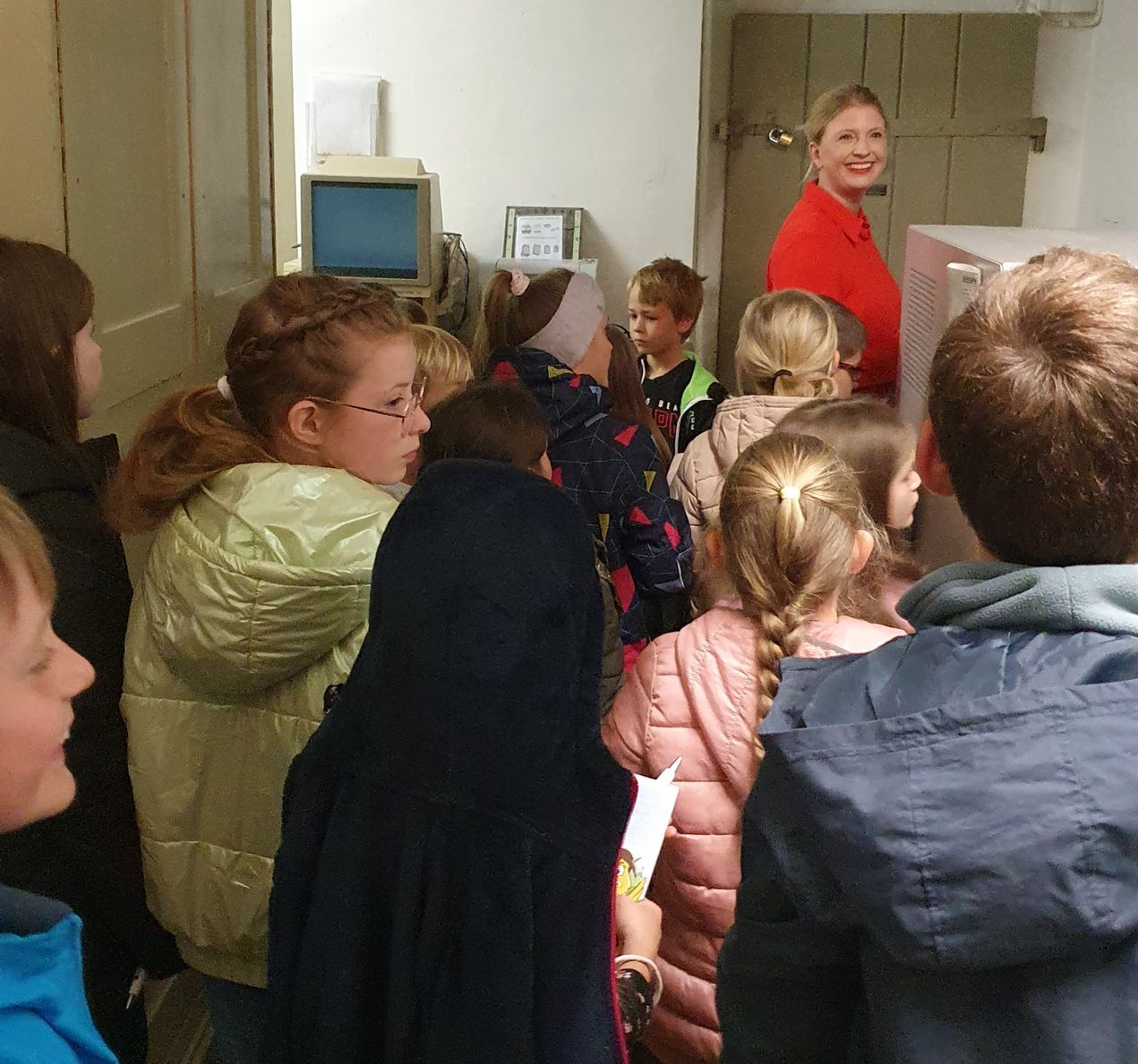 Rathausführung mit Bürgermeisterin Bürgermeisterin Irion führt die Kinder durch das Rathaus