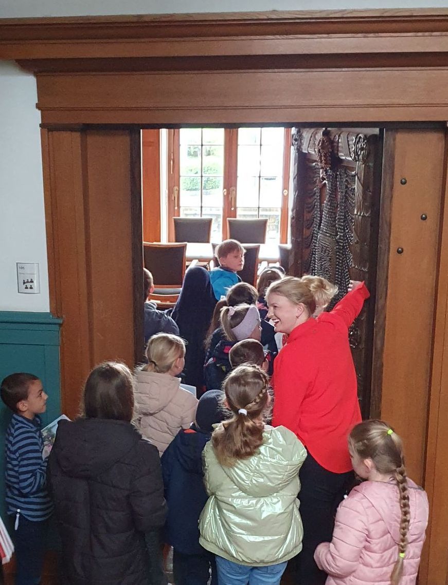 Rathausbesuch Sitzungssaal Bürgermeisterin Irion zeigt den Klassensprechern den Sitzungssaal