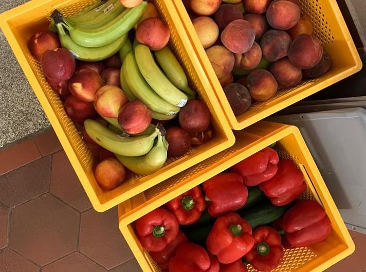 Obst und Gemüse in Kisten