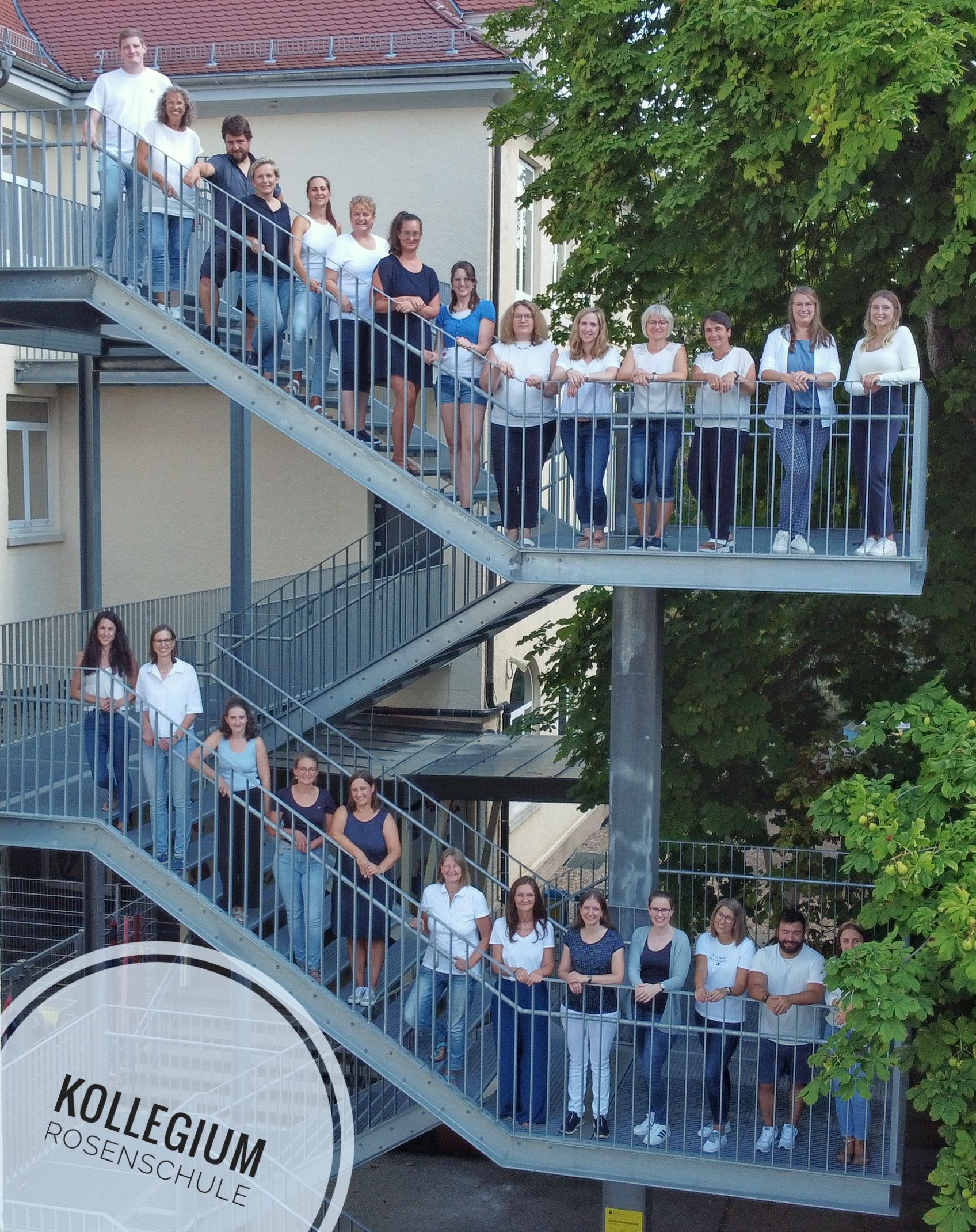 Gruppenfoto aller Mitarbeiterinnen und Mitarbeiter der Rosenschule auf einer Treppe 