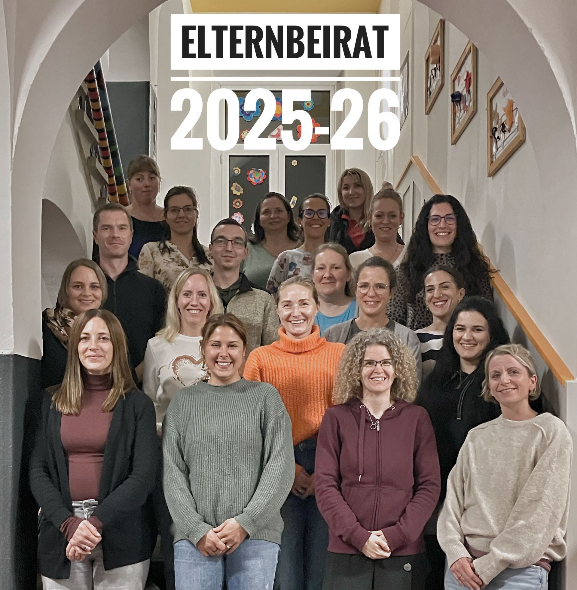 Collage Elternbeiräte Collage Portraits der Elternbeiräte mit Hinweisschild zur Klassenzugehörigkeit