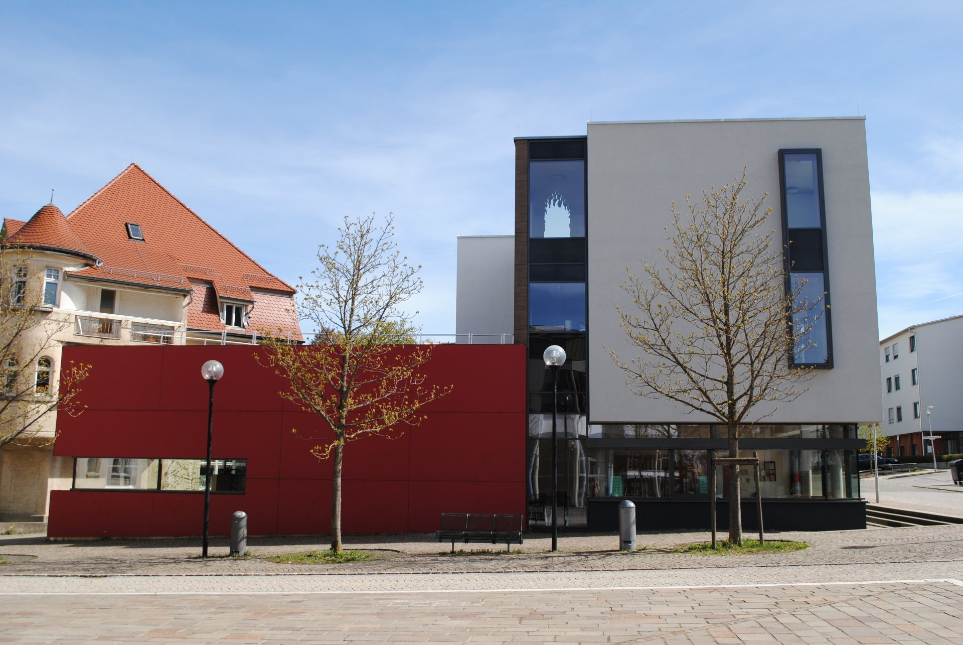 Die Ganztagsschule von außen an einem sonnigen Tag