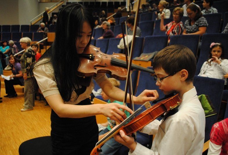 Foto von zwei Kindern die Geige spielen