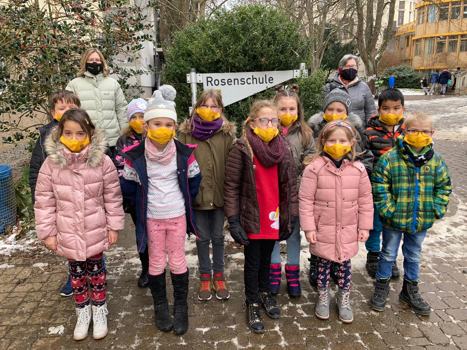 Kinder mit Rosenschulmasken