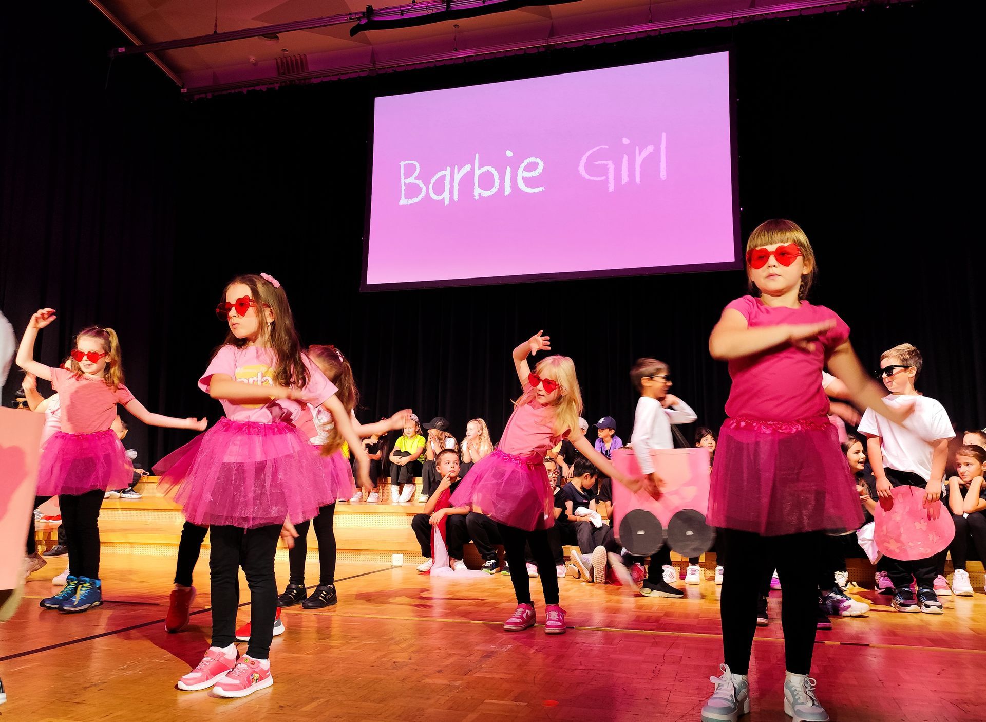 Showbeitrag der Klasse 1b:
Lied und Performance zu