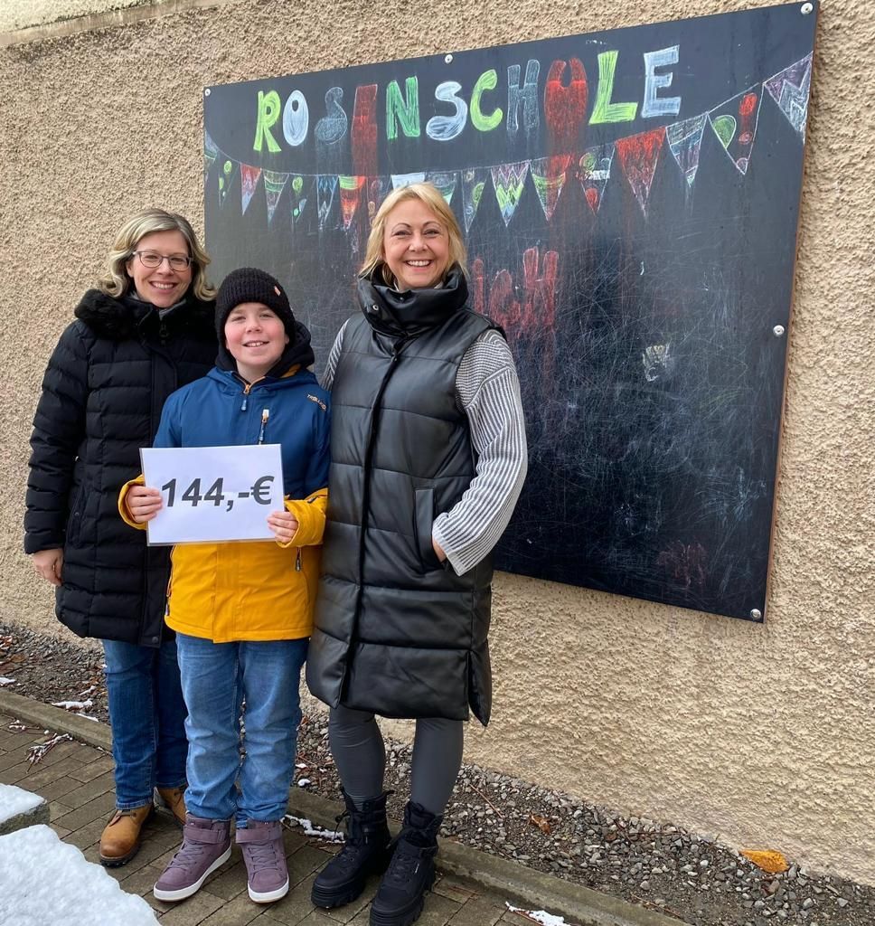 Drei Personen präsentieren den Geldbetrag von 144€