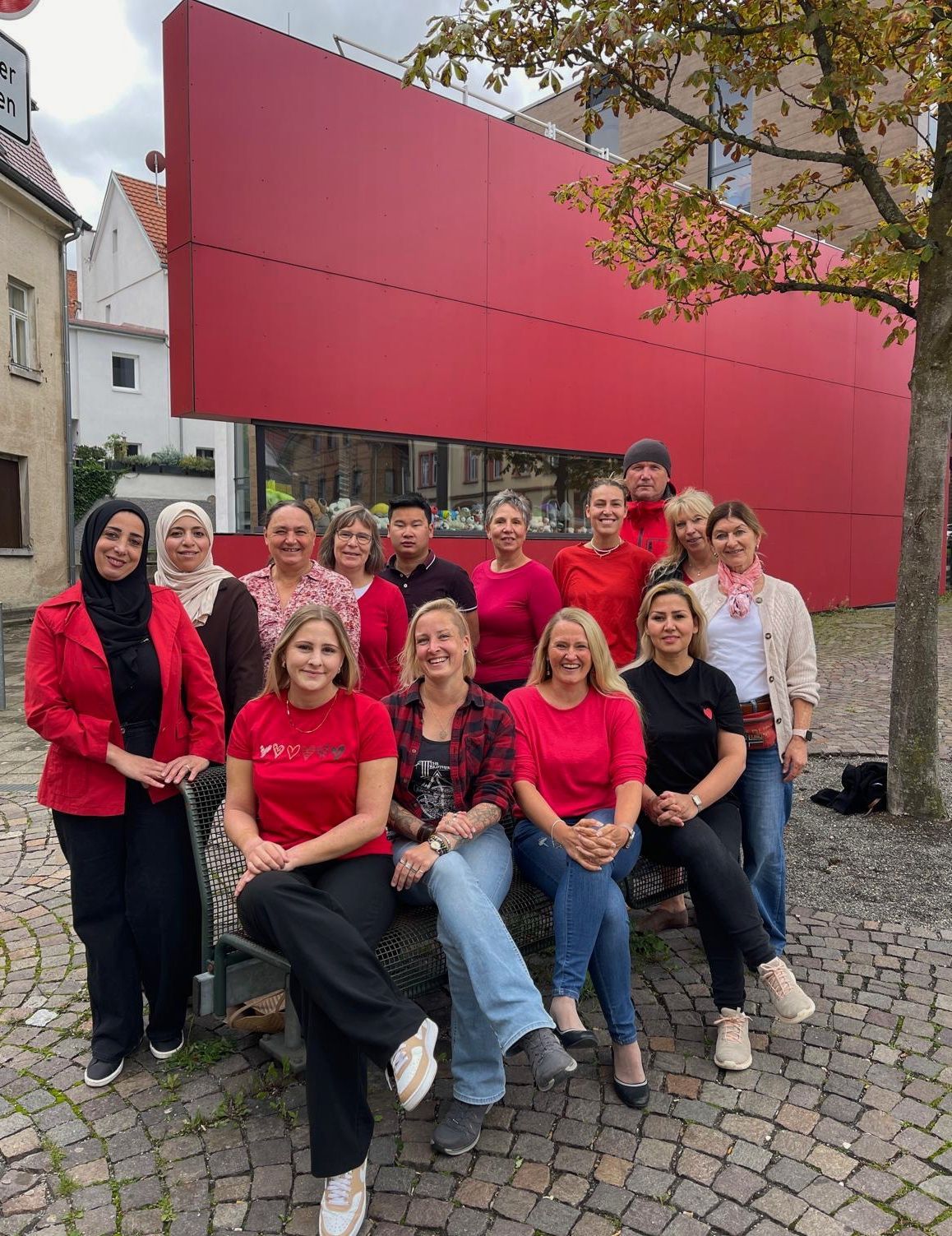 Team GTS Portrait: Team GTS
Gruppenfoto aller GTS Mitarbeiter vor der Mensa