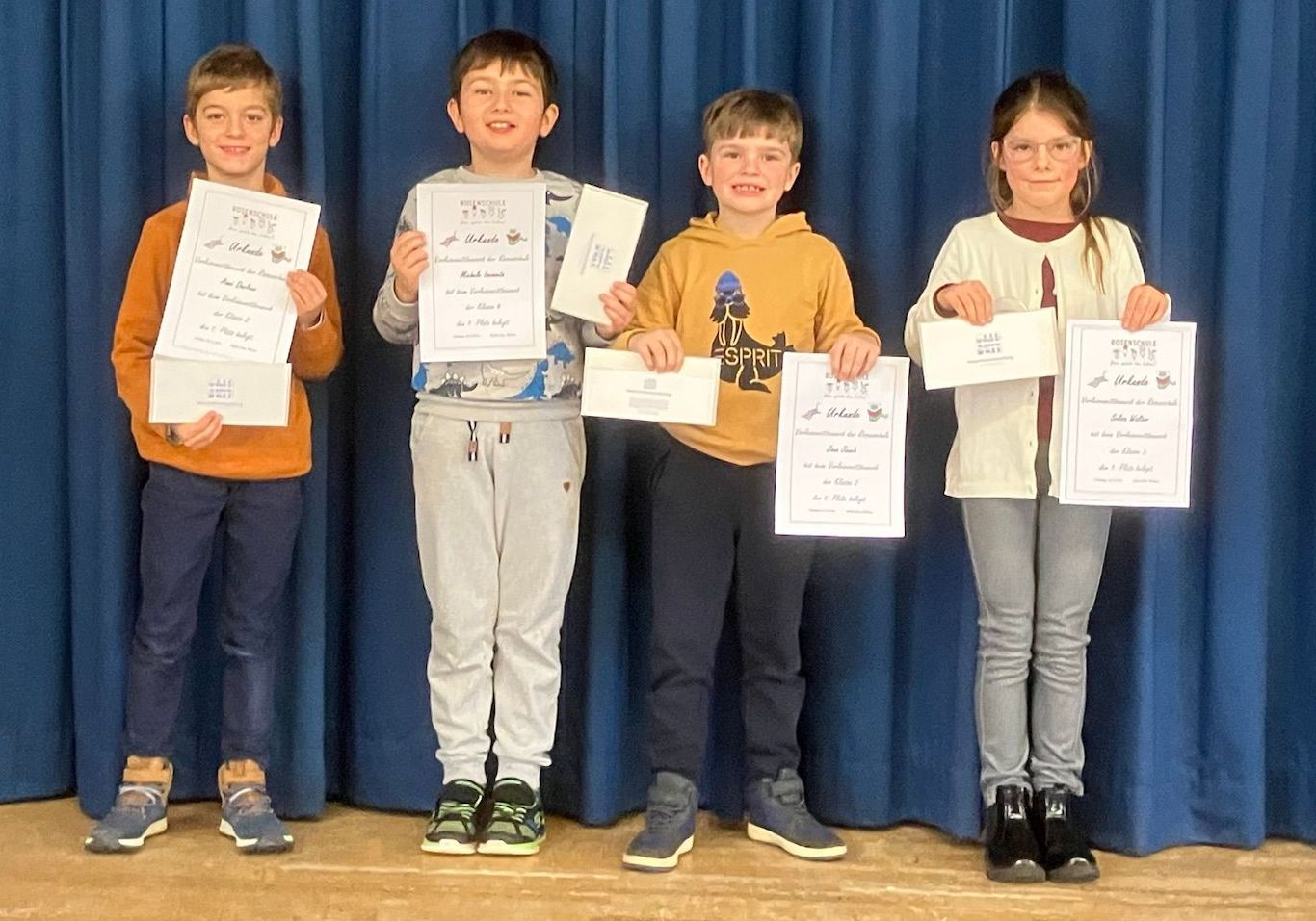 Die Sieger des Lesewettbewerbs von links nach rechts:
Aimé Duclaux, Michele Iaconeta, Jona Jauch und Selina Walter