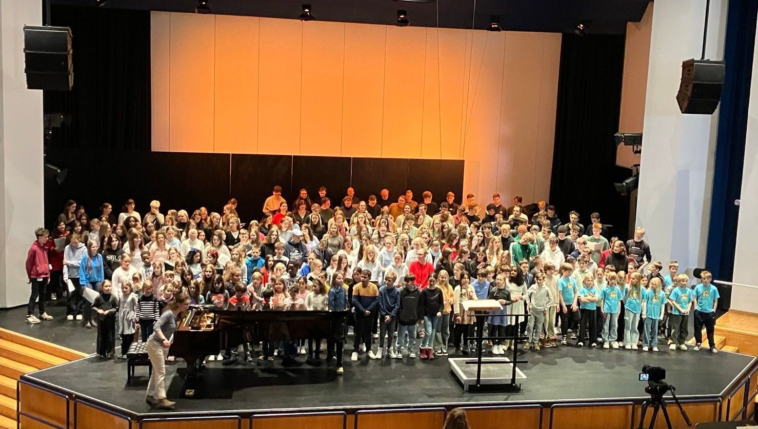 Abschlusskonzert im Konzertsaal der Musikhochschule Alle Teilnehmer der Bundesschulmusikwoche versammeln sich zum Abschlusskonzert auf der Bühnde der Musikhochschule.