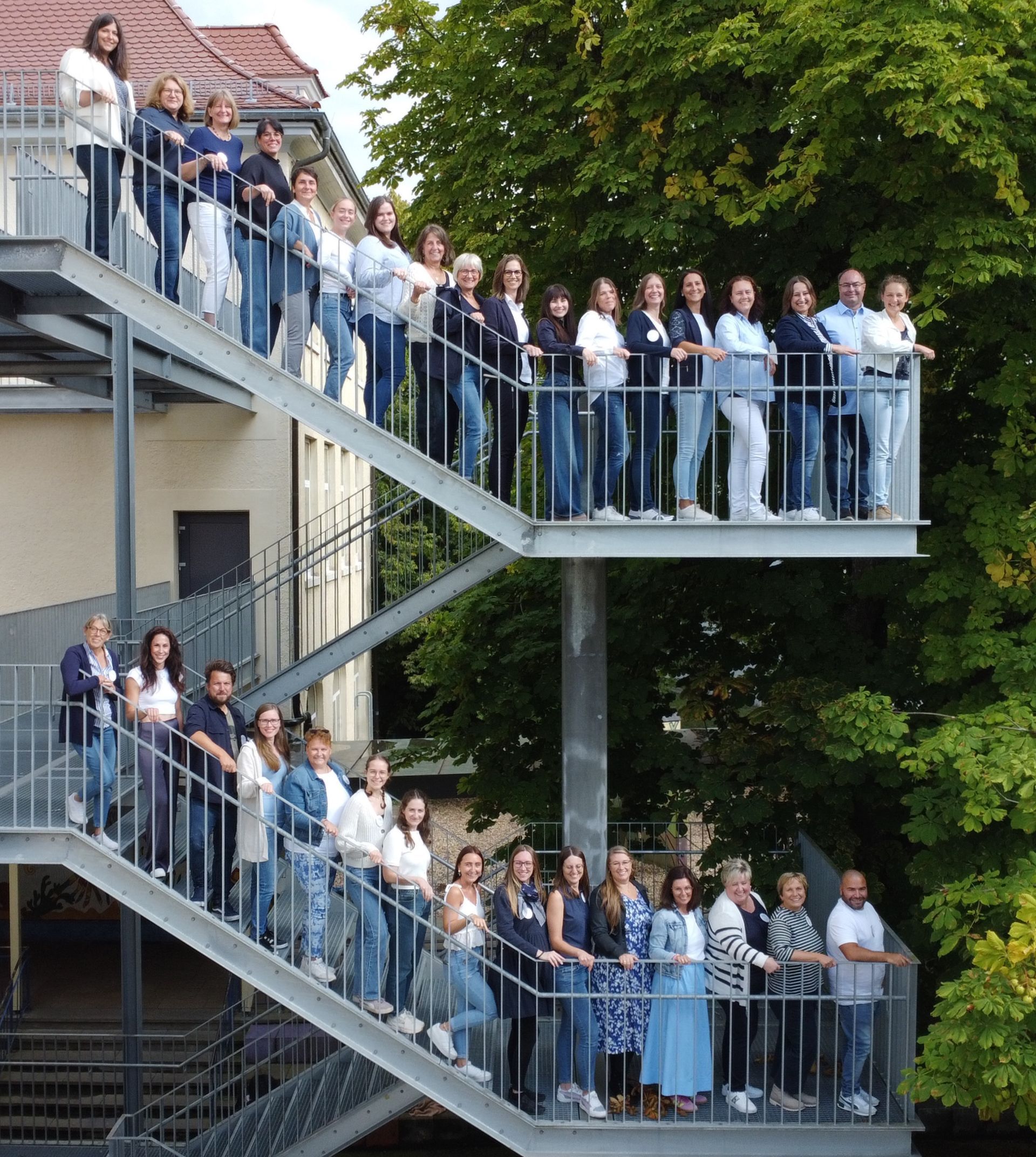 Kollegiumsfoto Rosenschule Kollegiumsfoto Rosenschule
Alle Lehrpersonen der Schule auf der Feuertreppe
