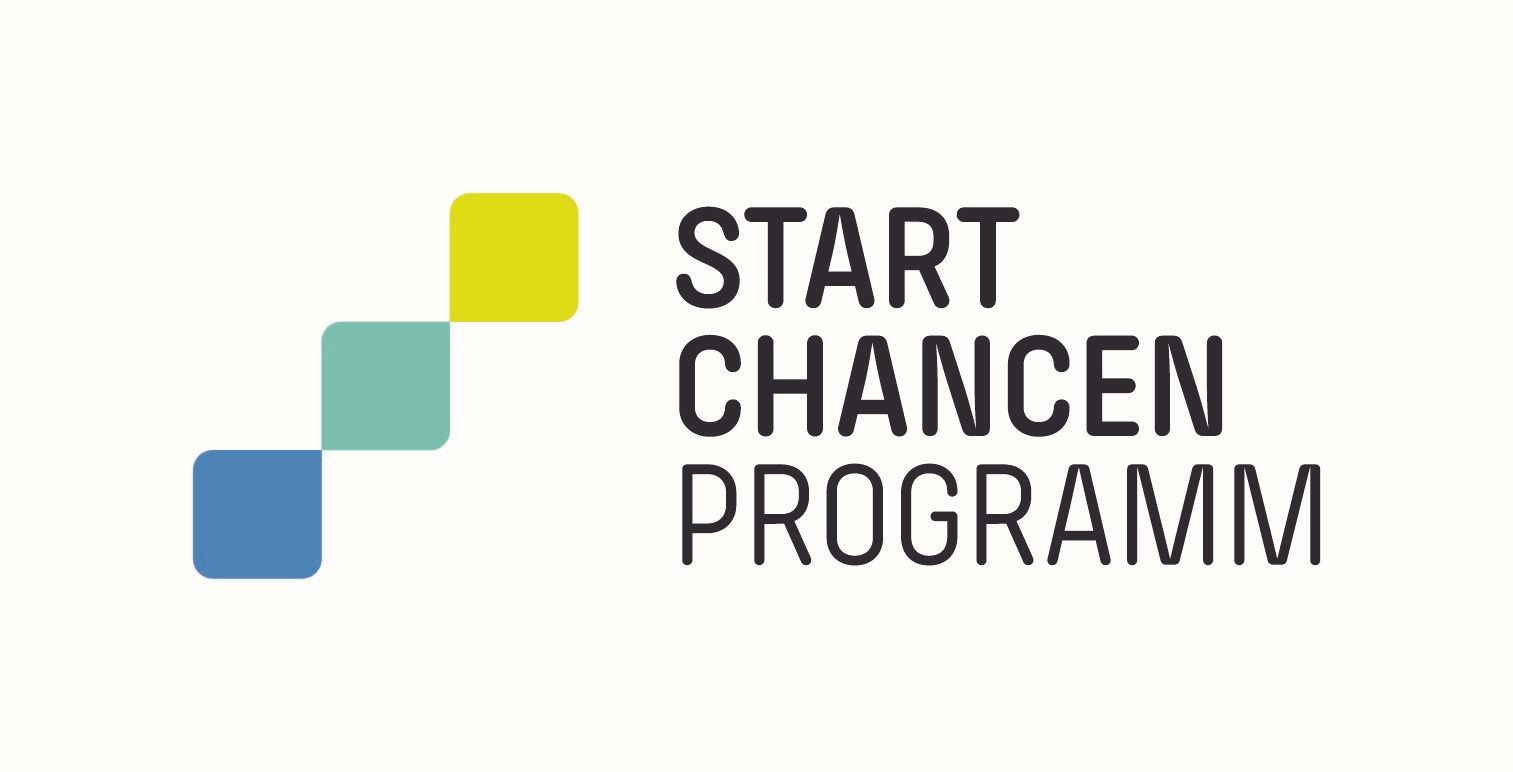 Logo Start Chancen Programm Logo Start Chancen Programm
drei diagonal angeordnete Quadrate in den Farben Blau, Türkis und Gelb flankieren die rechts davon stehenden Worte Start , Chancen, Programm