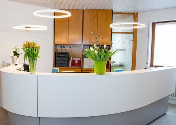 Der Empfang der Hausarztpraxis Dr. Fischer & Dr. Keßler in Ravensburg