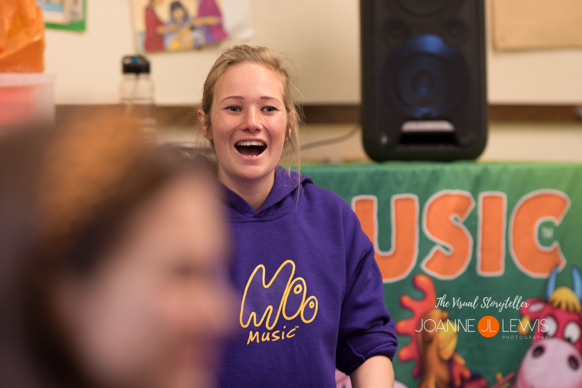 Abi from Moo Music singing along with her songs at pre-school children music class on the Ware road in Hertford